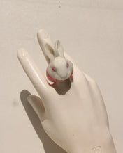 Cargar imagen en el visor de la galería, Conejo blanco con cristales en base Bold
