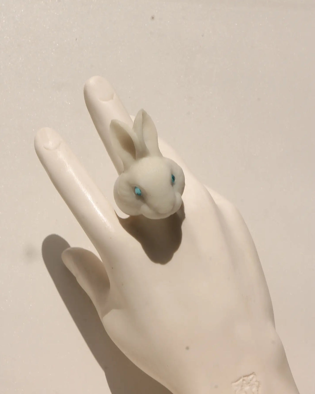 Conejo blanco con cristales en base Bold