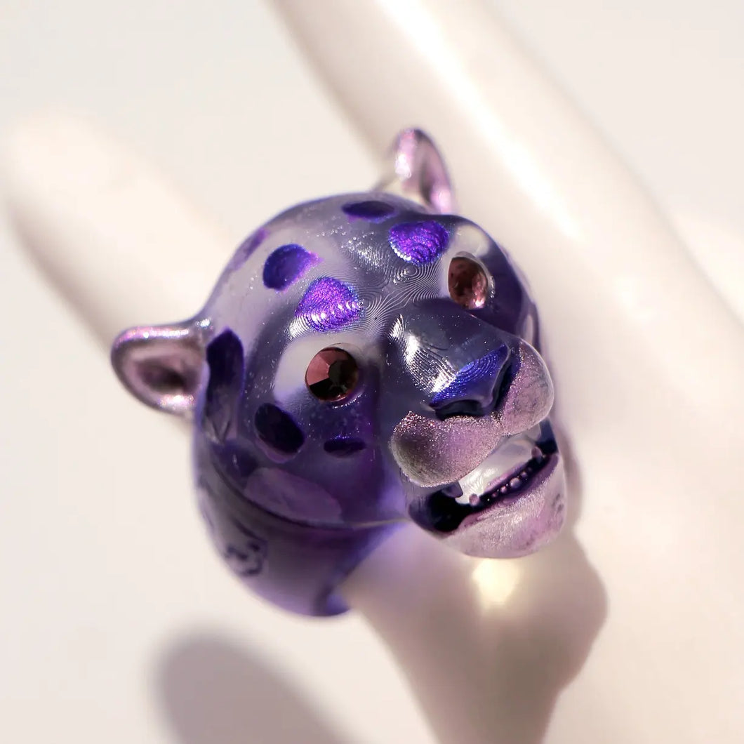 Anillo Jaguar Base amatista aplique con manchas violeta.