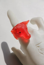 Cargar imagen en el visor de la galería, Anillo Toro Rojo translucido
